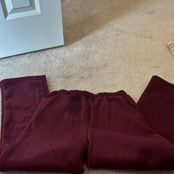 ALO Yoga Burgundy Sweatpants - Picture 4 of 4